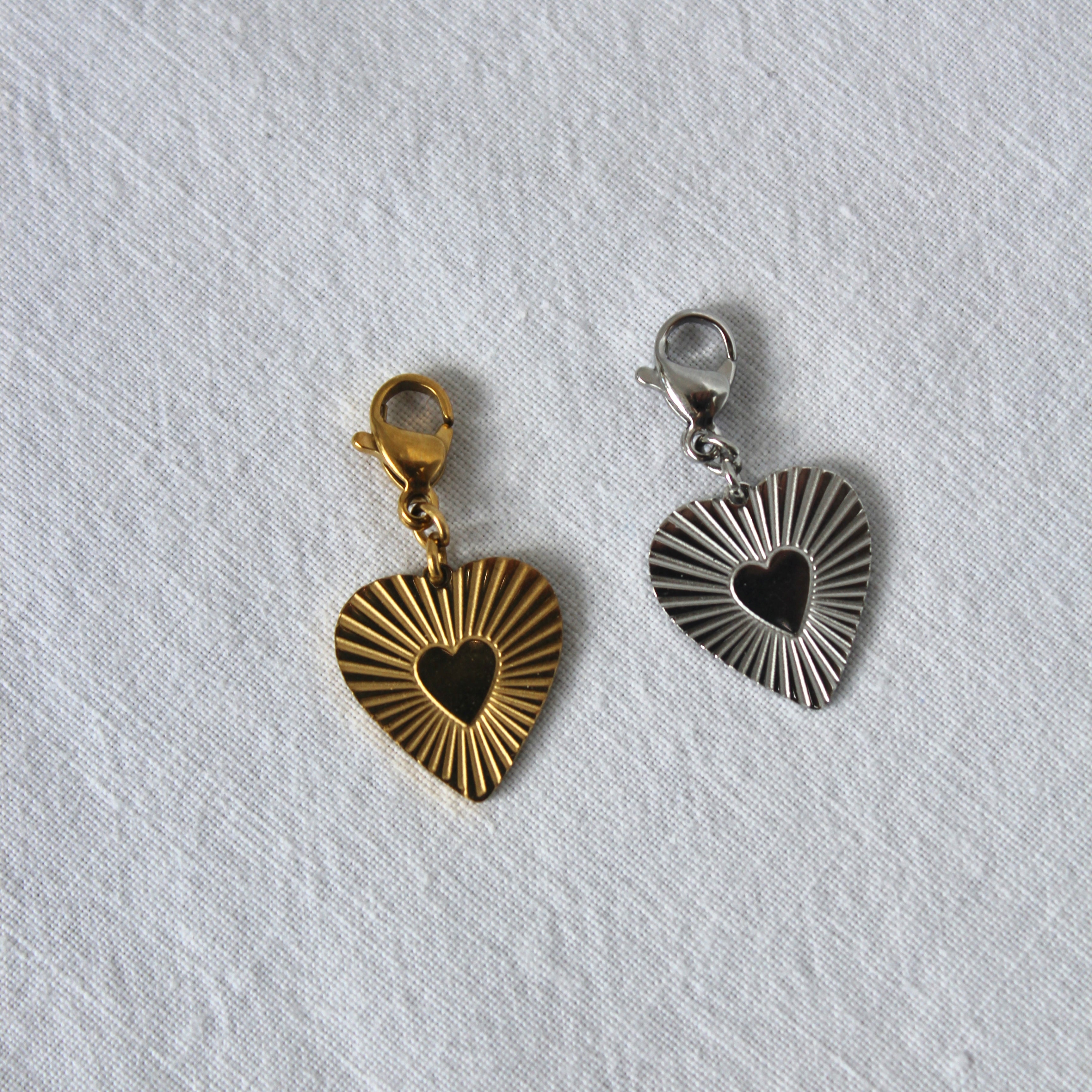 Charm Corazón Rayado